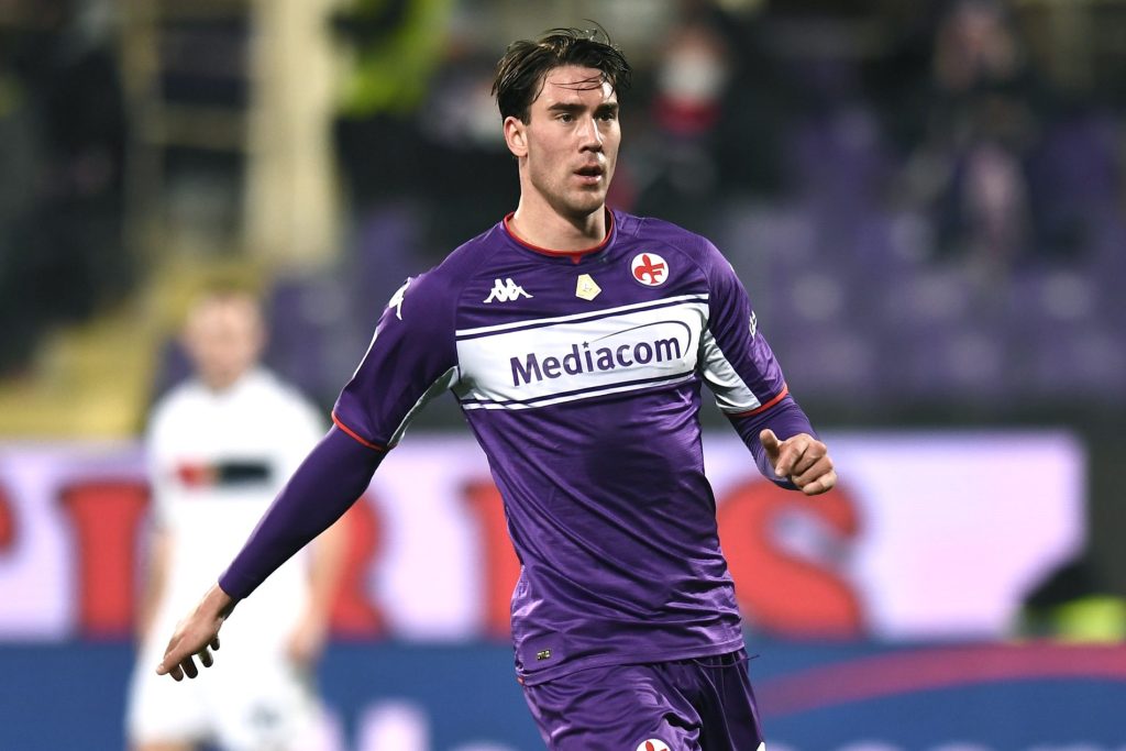 Dusan Vlahovic con la maglia della Fiorentina