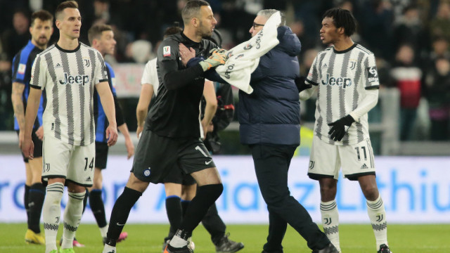 Photo LiveMedia/Nderim Kaceli
Torino, Italy, April 04, 2023, Italian football Coppa Italia match
Semifinal - Juventus FC vs Inter - FC Internazionale
Image shows:
Juan Cuadrado of Juventus and Samir Handanovic of FC Internazionale during the Coppa Italia, semifinal first leg, football match between Juventus Fc and Fc Internazionale, on 04 April 2023 at Allianz Stadium, Turin, Italy. Photo Nderim Kaceli
LiveMedia - World Copyright