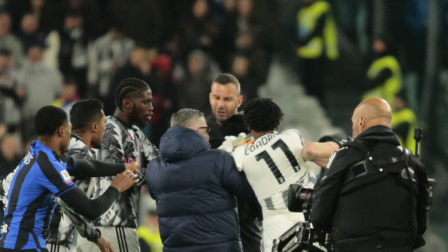 Photo LiveMedia/Nderim Kaceli
Torino, Italy, April 04, 2023, Italian football Coppa Italia match
Semifinal - Juventus FC vs Inter - FC Internazionale
Image shows:
Juan Cuadrado of Juventus and Samir Handanovic of FC Internazionale during the Coppa Italia, semifinal first leg, football match between Juventus Fc and Fc Internazionale, on 04 April 2023 at Allianz Stadium, Turin, Italy. Photo Nderim Kaceli
LiveMedia - World Copyright