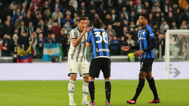 Photo LiveMedia/Nderim Kaceli
Torino, Italy, April 04, 2023, Italian football Coppa Italia match
Semifinal - Juventus FC vs Inter - FC Internazionale
Image shows:
Matteo Darmian of FC Internazionale and Danilo of Juventus during the Coppa Italia, semifinal first leg, football match between Juventus Fc and Fc Internazionale, on 04 April 2023 at Allianz Stadium, Turin, Italy. Photo Nderim Kaceli
LiveMedia - World Copyright